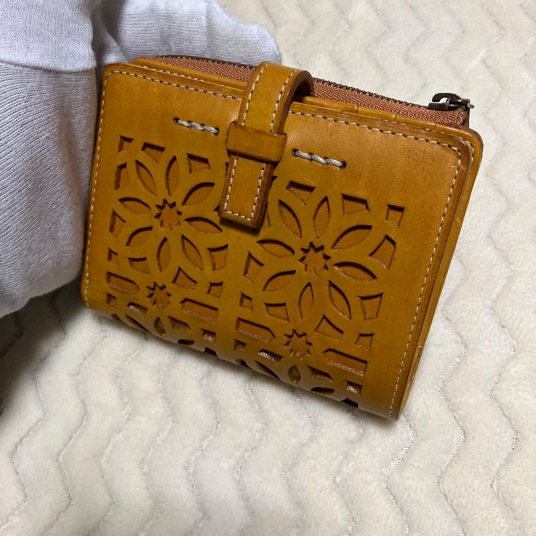 (美品) genten ゲンテン　カットワークレザー　二つ折り財布　オシャレ