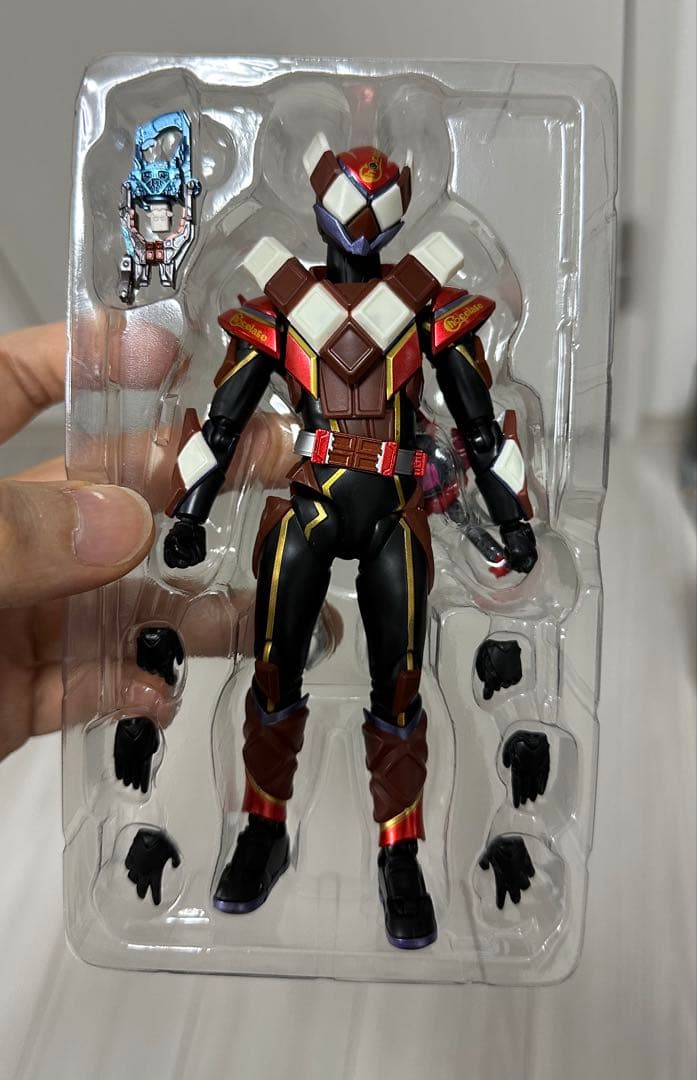 r*n様 S.H.Figuarts 仮面ライダーヴァレン チョコドンフォーム