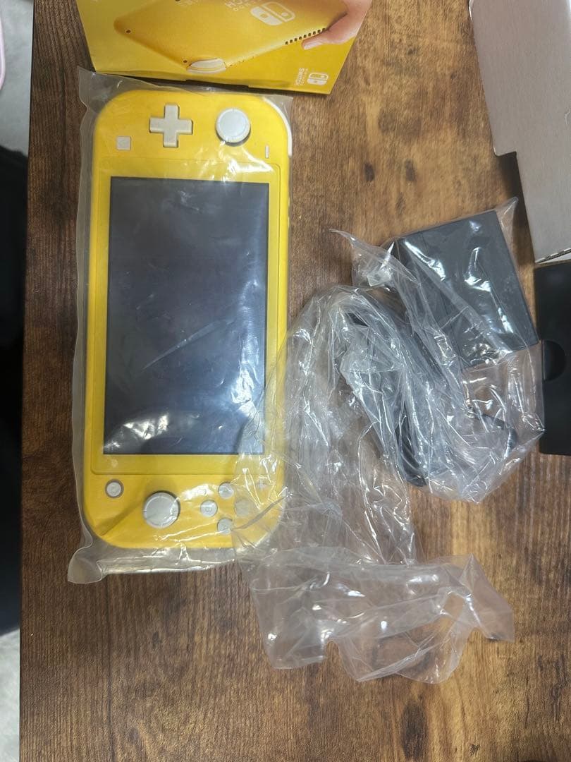 Nintendo Switch Lite イエロー 本体　2回使用