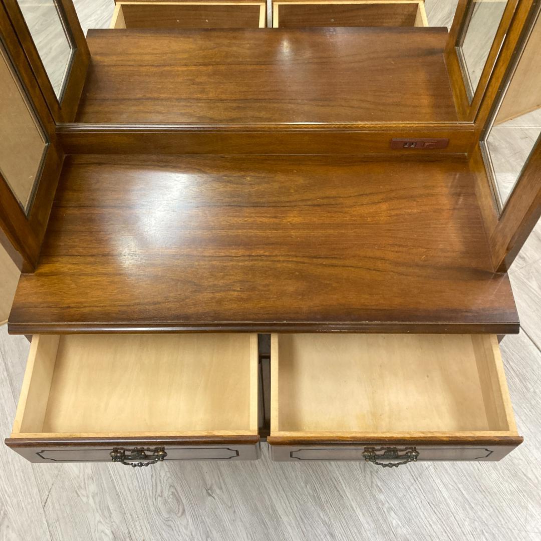 【カリモク】コロニアル　飾り棚　キャビネット　照明付き