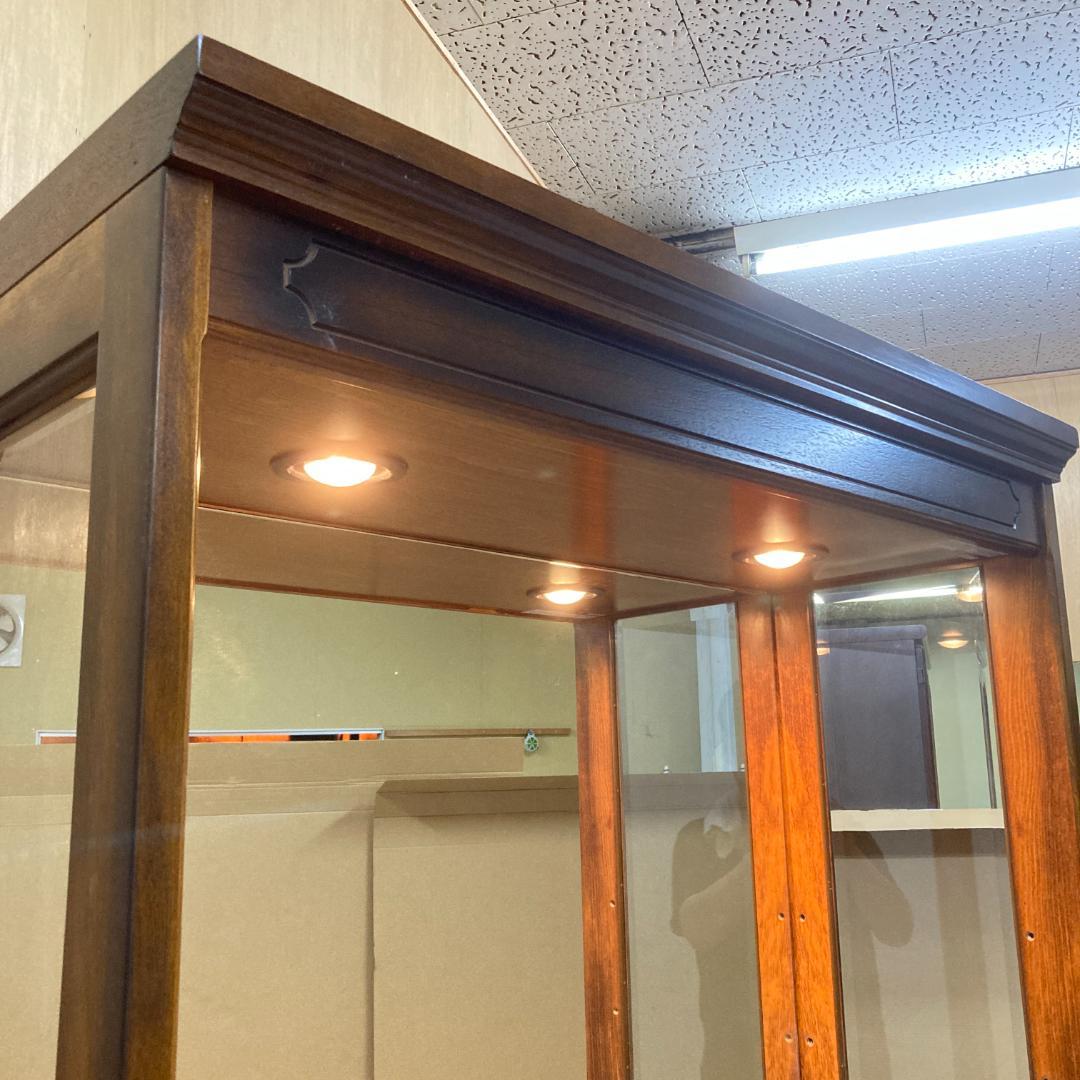 【カリモク】コロニアル　飾り棚　キャビネット　照明付き