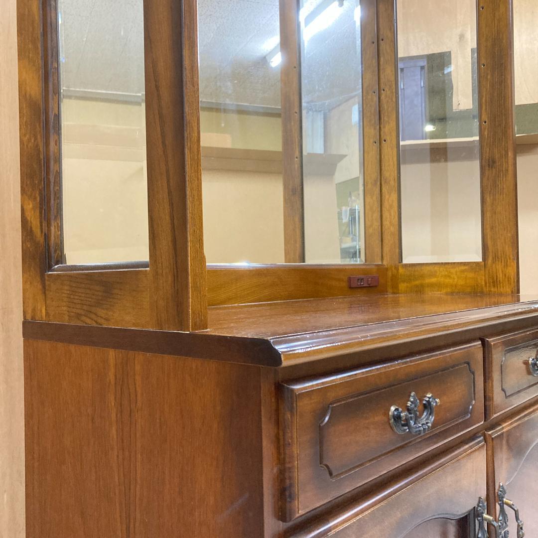 【カリモク】コロニアル　飾り棚　キャビネット　照明付き