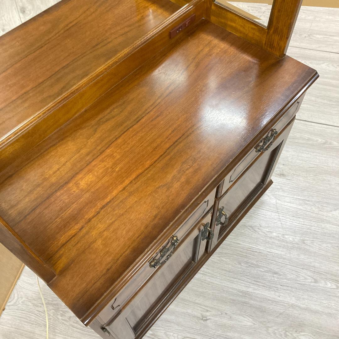 【カリモク】コロニアル　飾り棚　キャビネット　照明付き