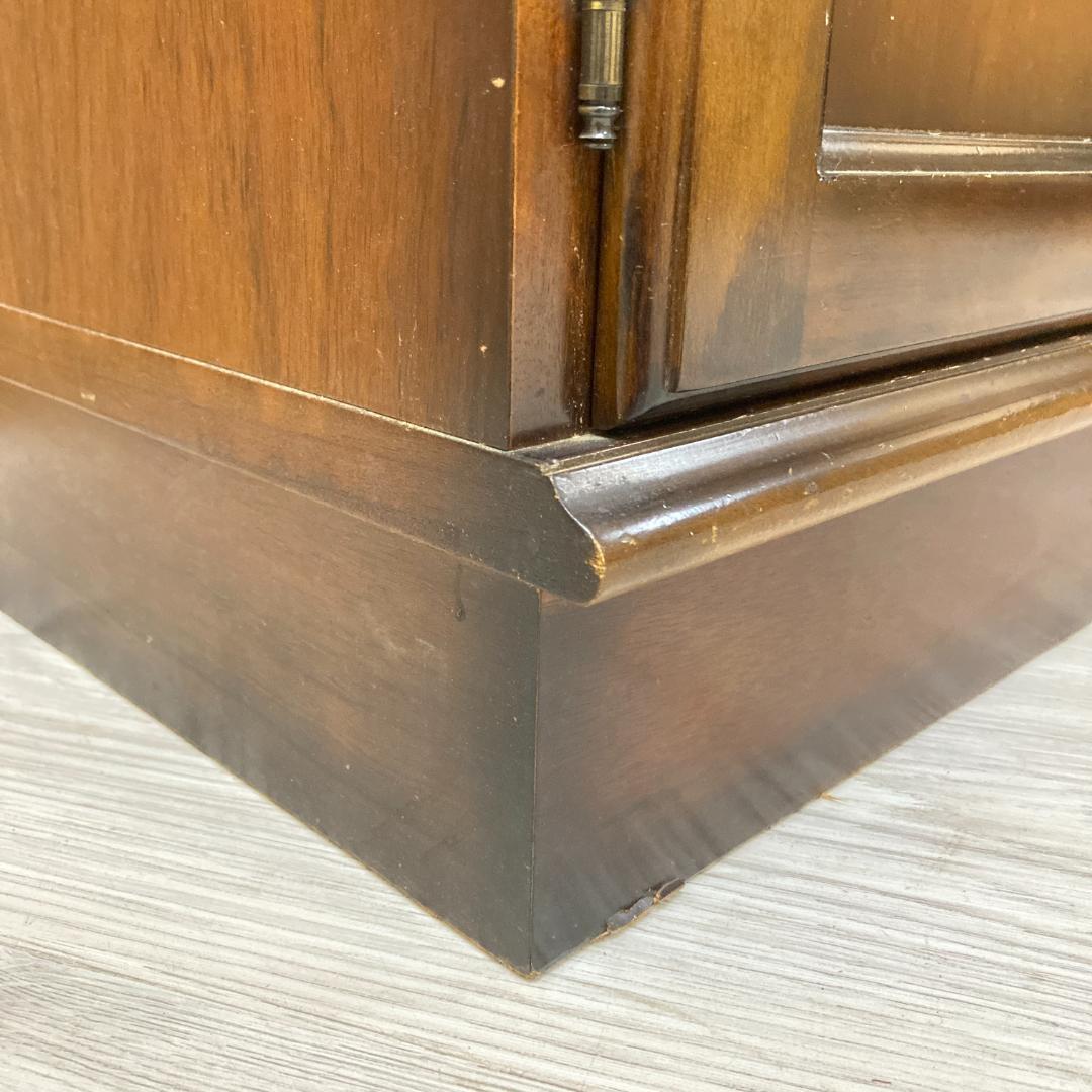 【カリモク】コロニアル　飾り棚　キャビネット　照明付き