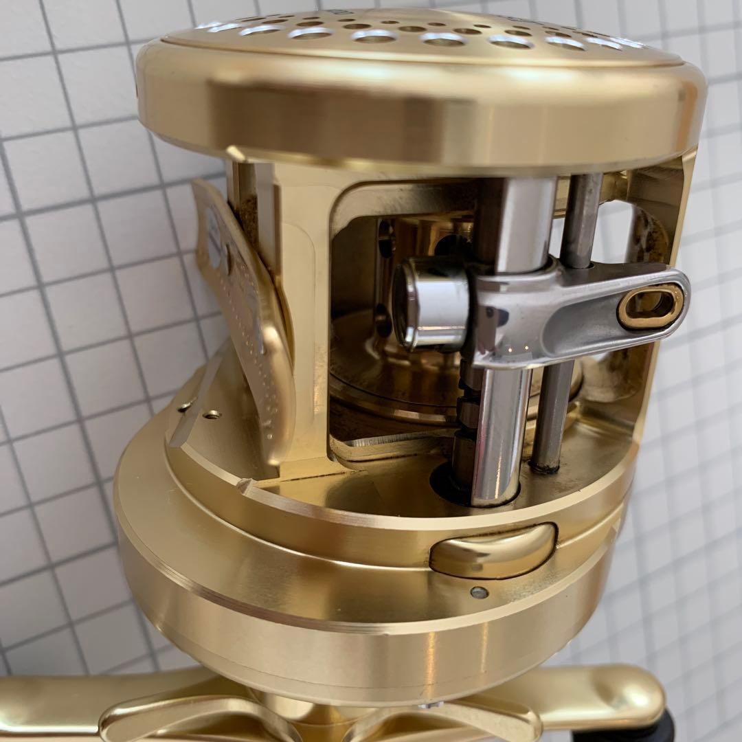 極美品　00カルカッタコンクエスト201 ベイトリール RH441