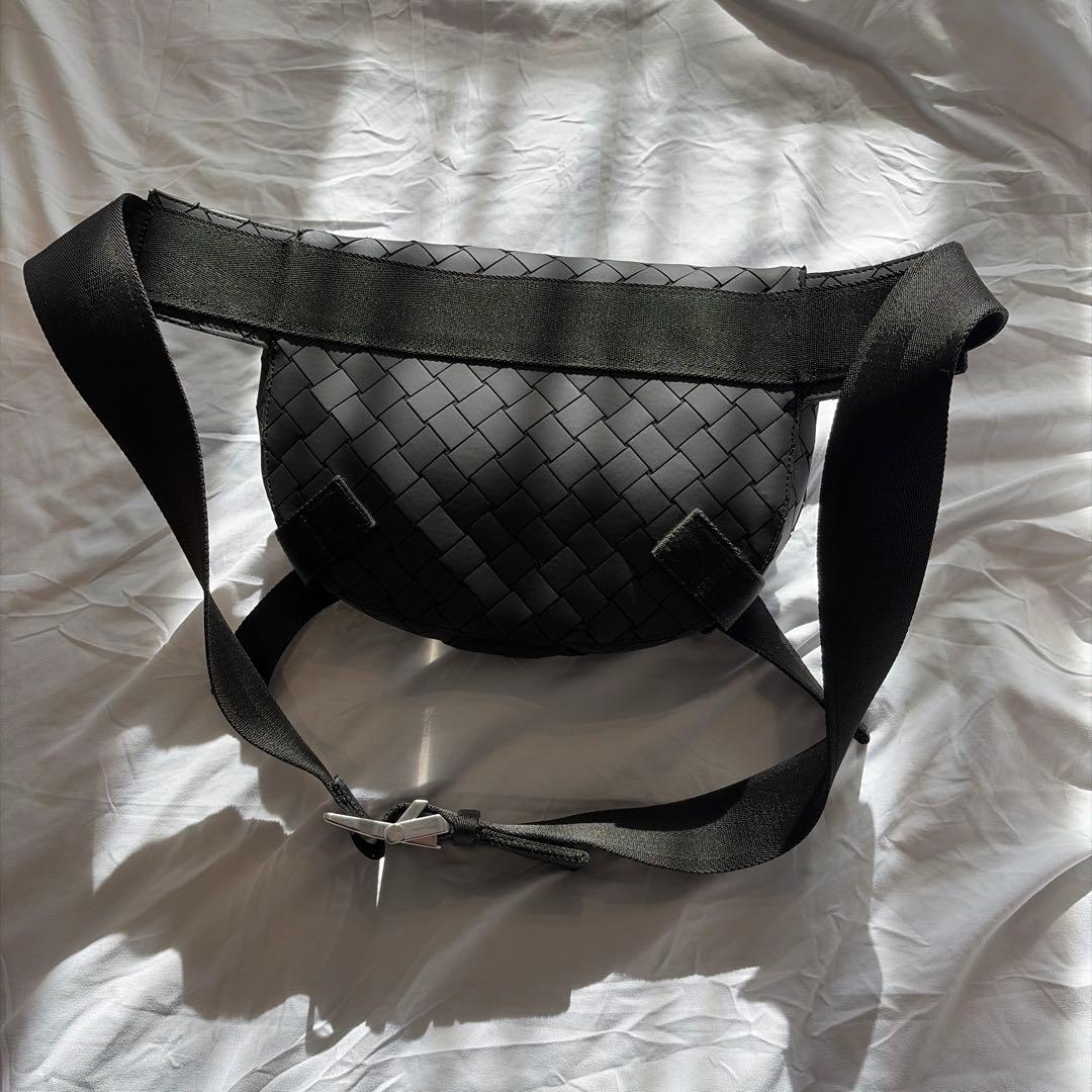 【美品】Bottega Veneta ブラック ベルトバッグ 定価9.9万円