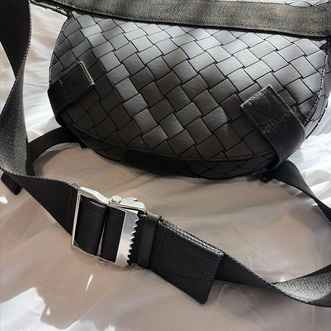 【美品】Bottega Veneta ブラック ベルトバッグ 定価9.9万円