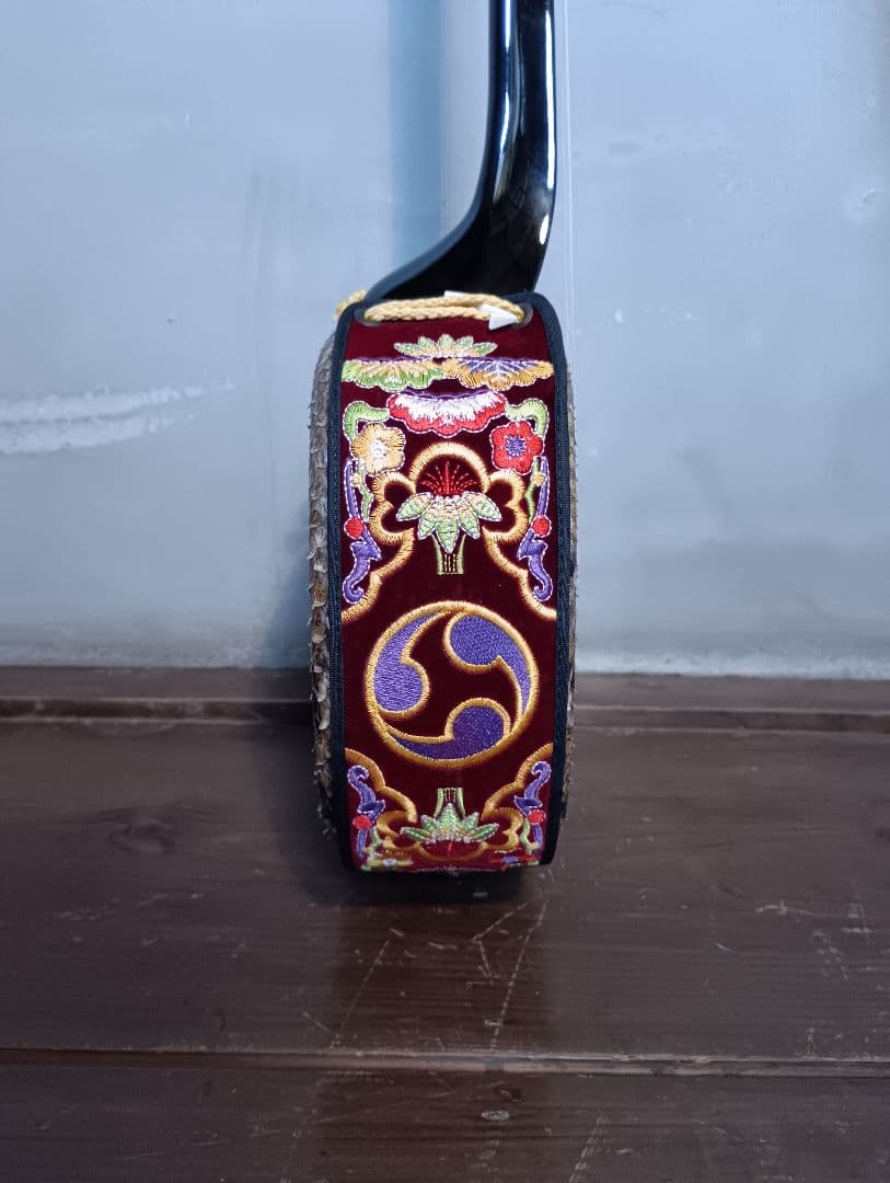 沖縄 三線 本体 ケース付 蛇皮 胴巻uティーガー付