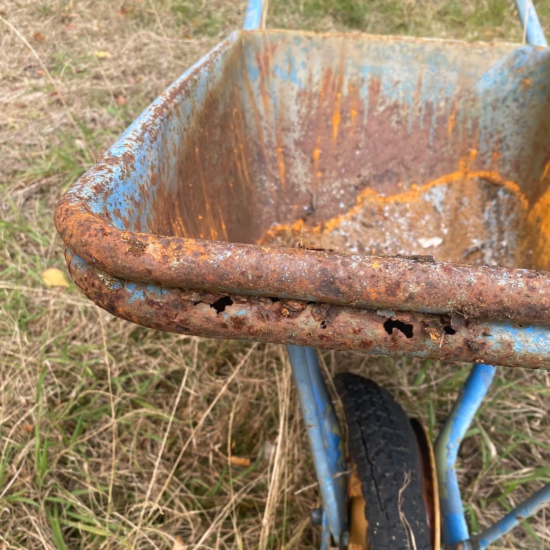 ジャンクガーデン ビンテージ 古い一輪車 深型猫車 手押し車 青 鉄錆