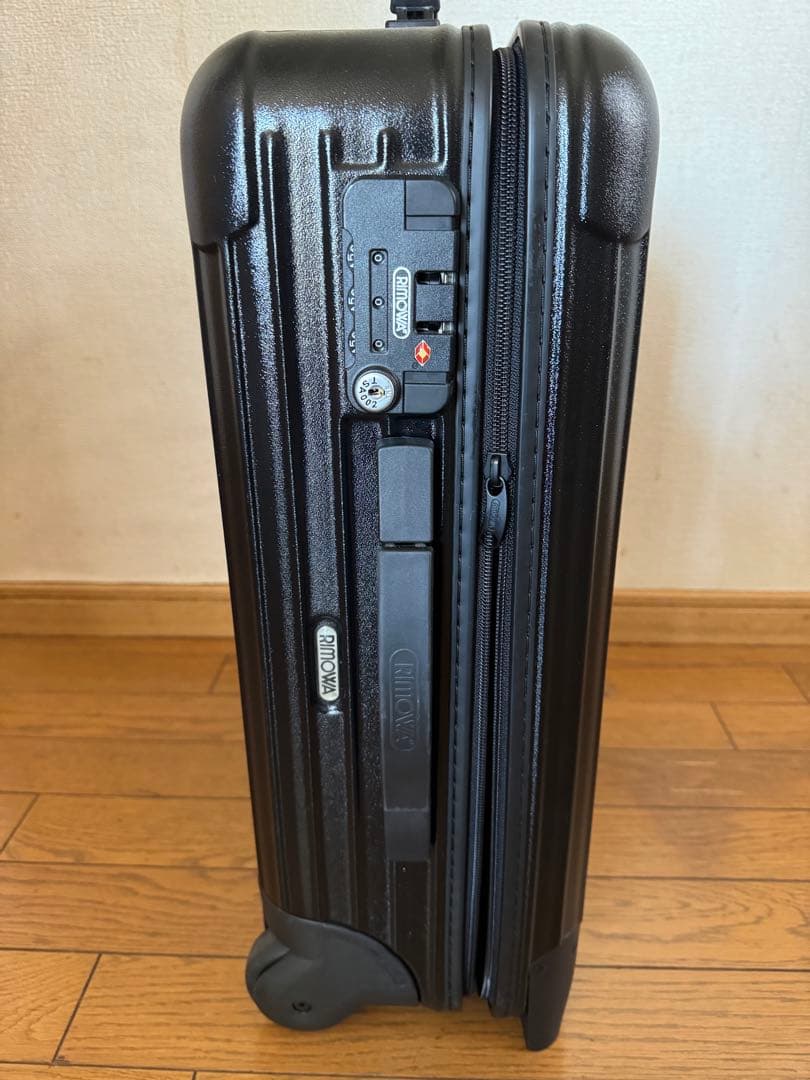 RIMOWA リモワ　サルサ　ブラック　黒35 L 。