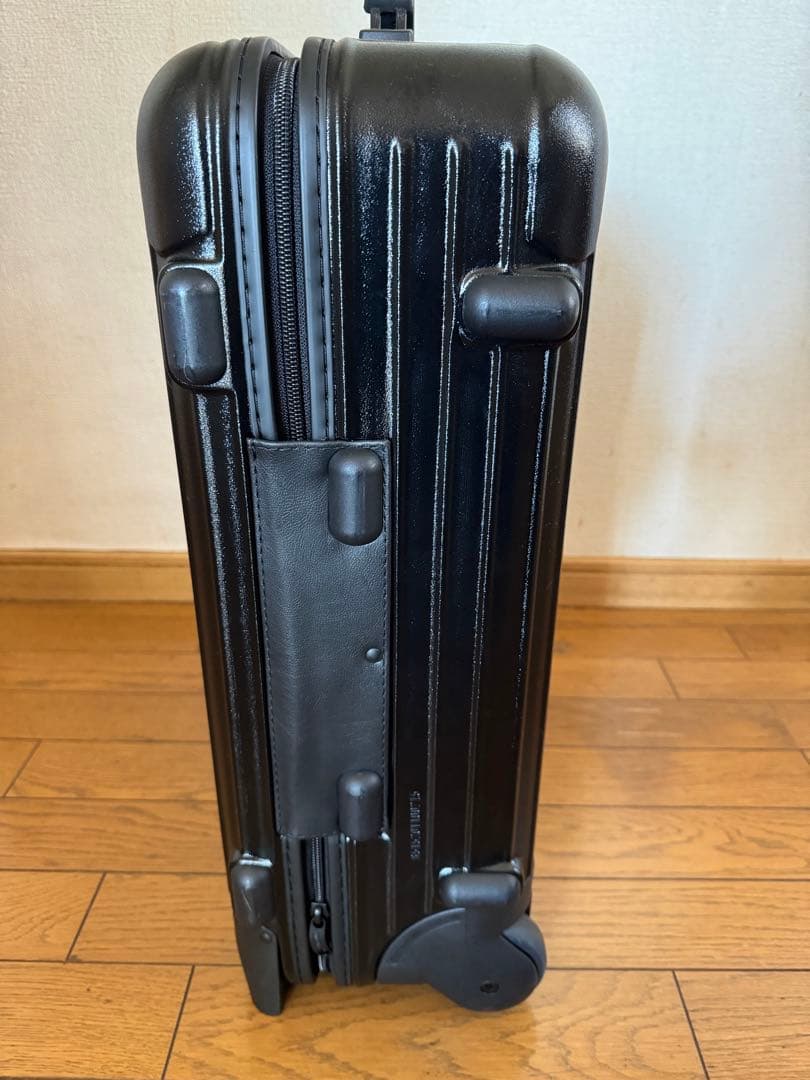 RIMOWA リモワ　サルサ　ブラック　黒35 L 。