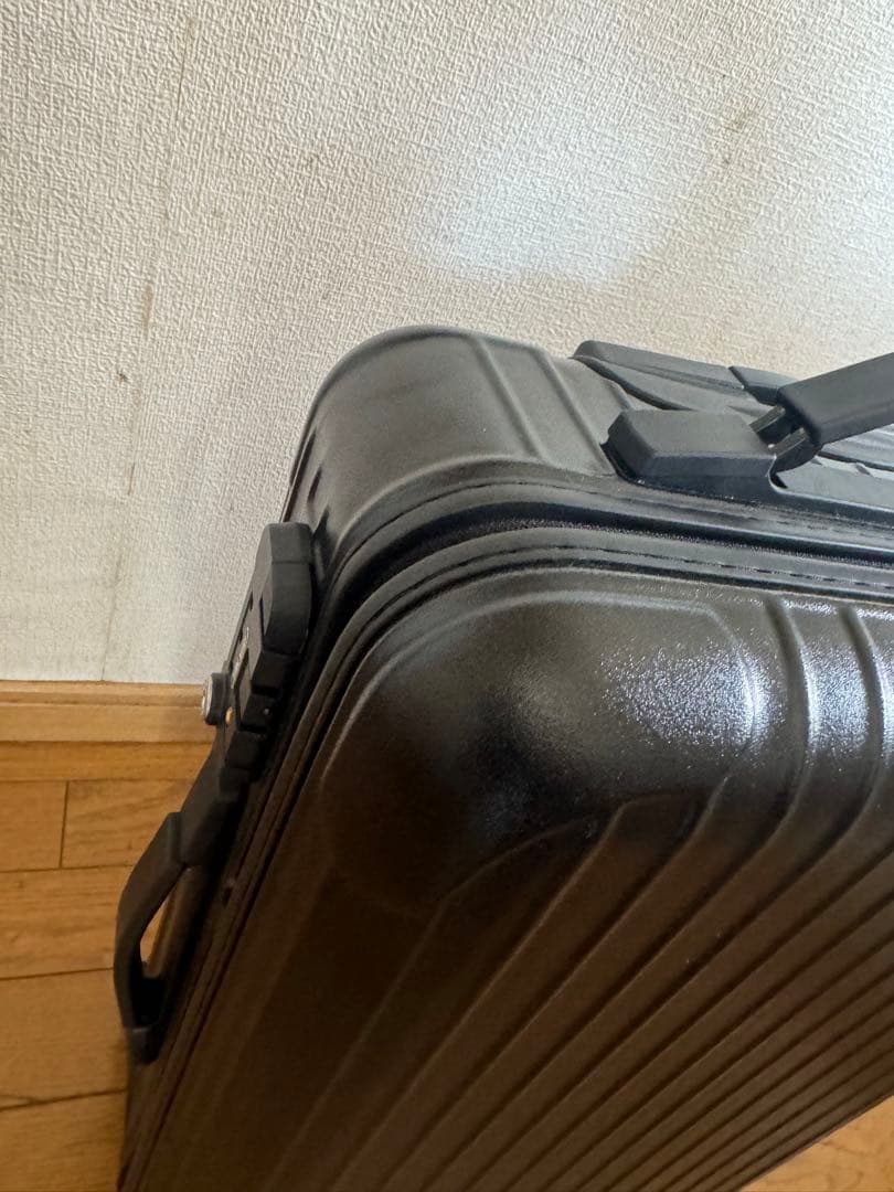 RIMOWA リモワ　サルサ　ブラック　黒35 L 。