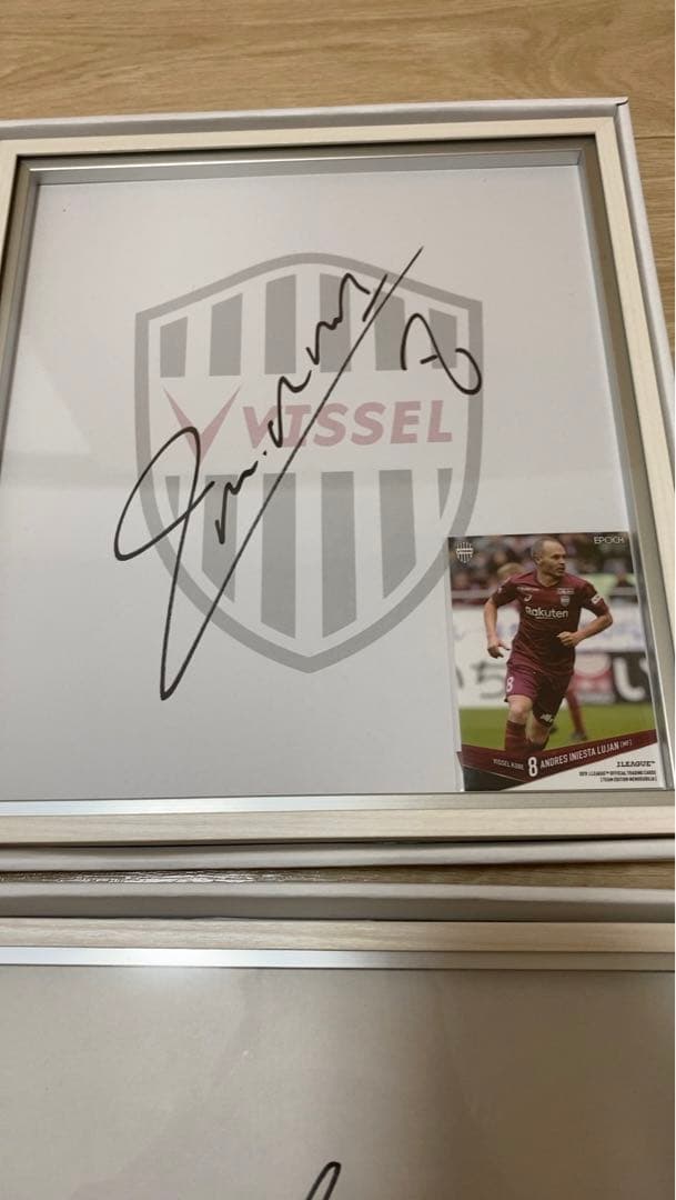 ヴィッセル神戸　years book 選手サイン入り他＋2冊、置き型カレンダー付