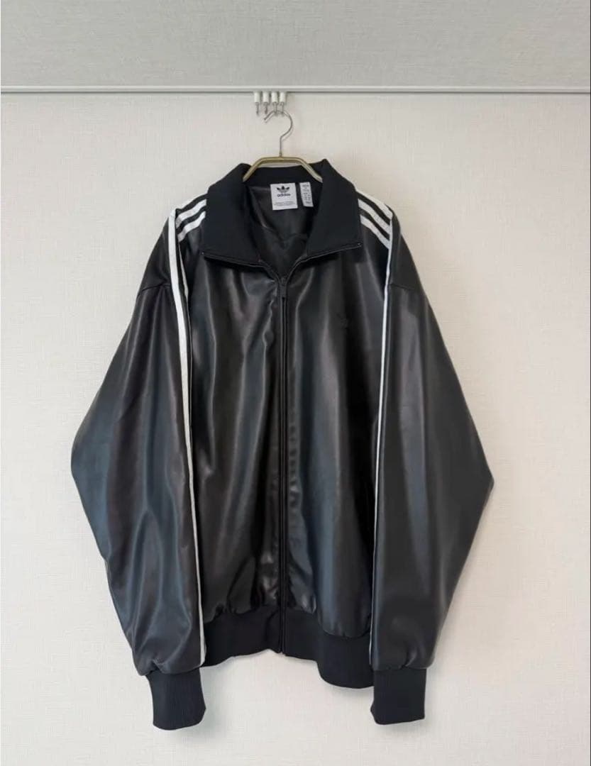 adidas フェイクレザー トラックジャケット