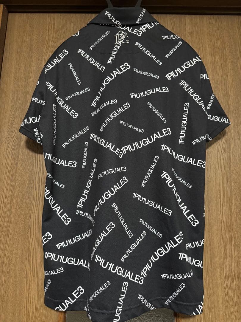 1PIU1UGUALE3 ロゴプリント ブラックシャツ