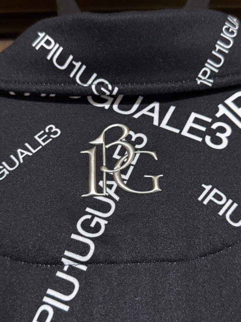 1PIU1UGUALE3 ロゴプリント ブラックシャツ