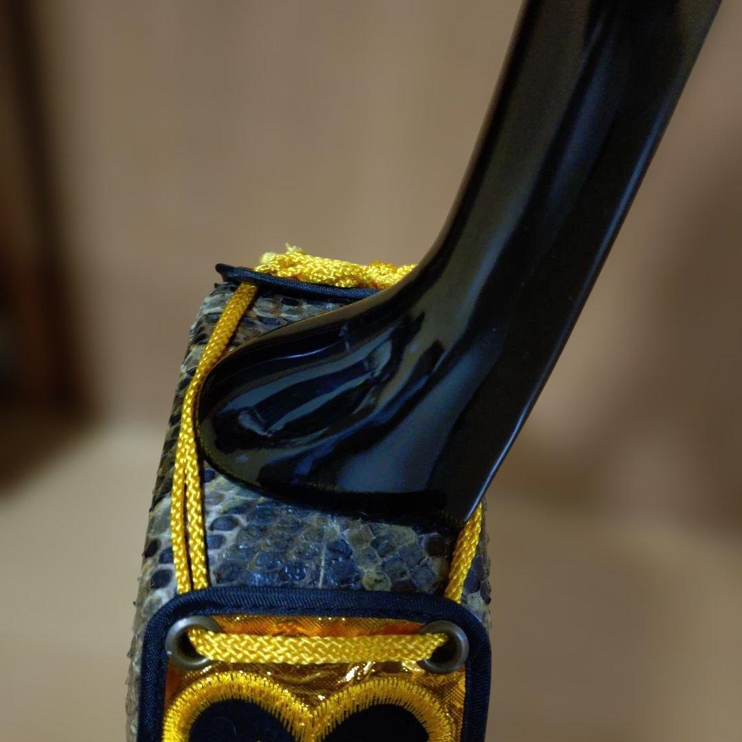 沖縄三線 本蛇皮 強化張 真壁型 爪付 ハードケース付 ウマ（駒）付