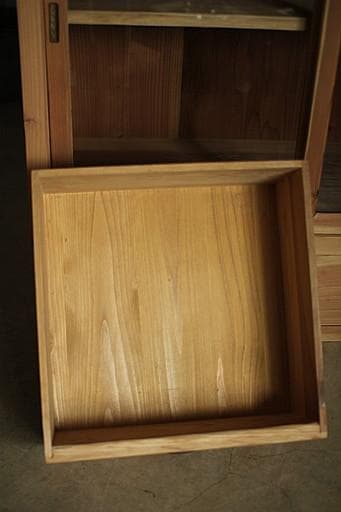 古い木枠のガラス戸棚　引き出し2杯