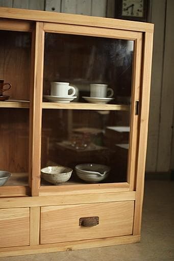 古い木枠のガラス戸棚　引き出し2杯