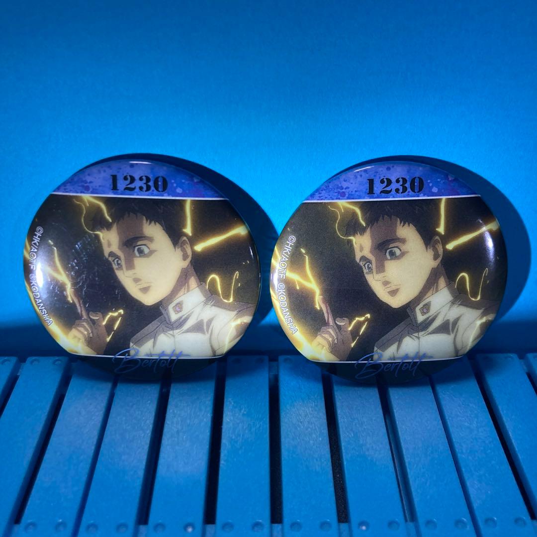 進撃の巨人 缶バッジ マーレの戦士 ベルトルト 幼少 2セット - メルカリ