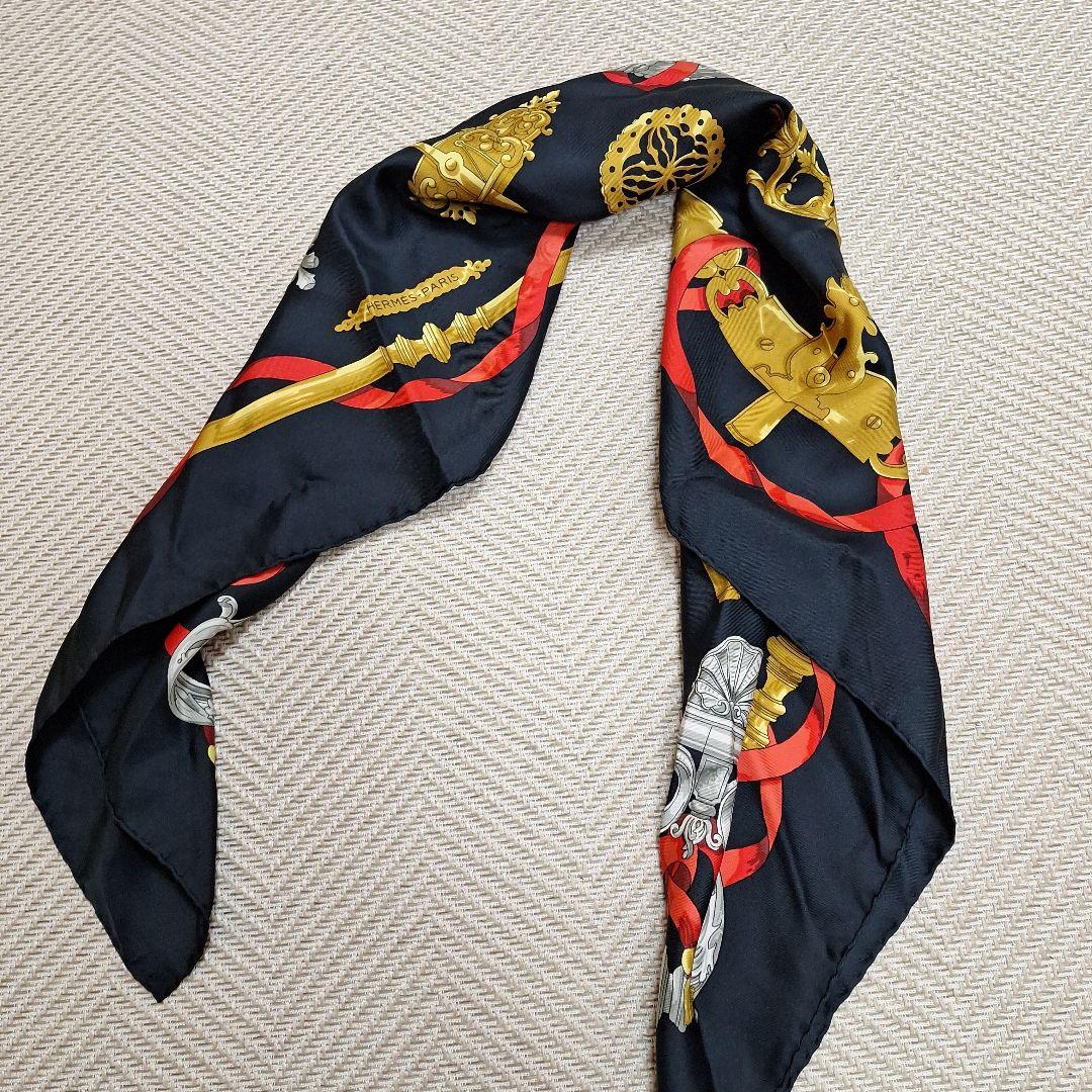 美品HERMESHERMES.大判スカーフ.カレ90 鍵とリボン柄[鉄細工]