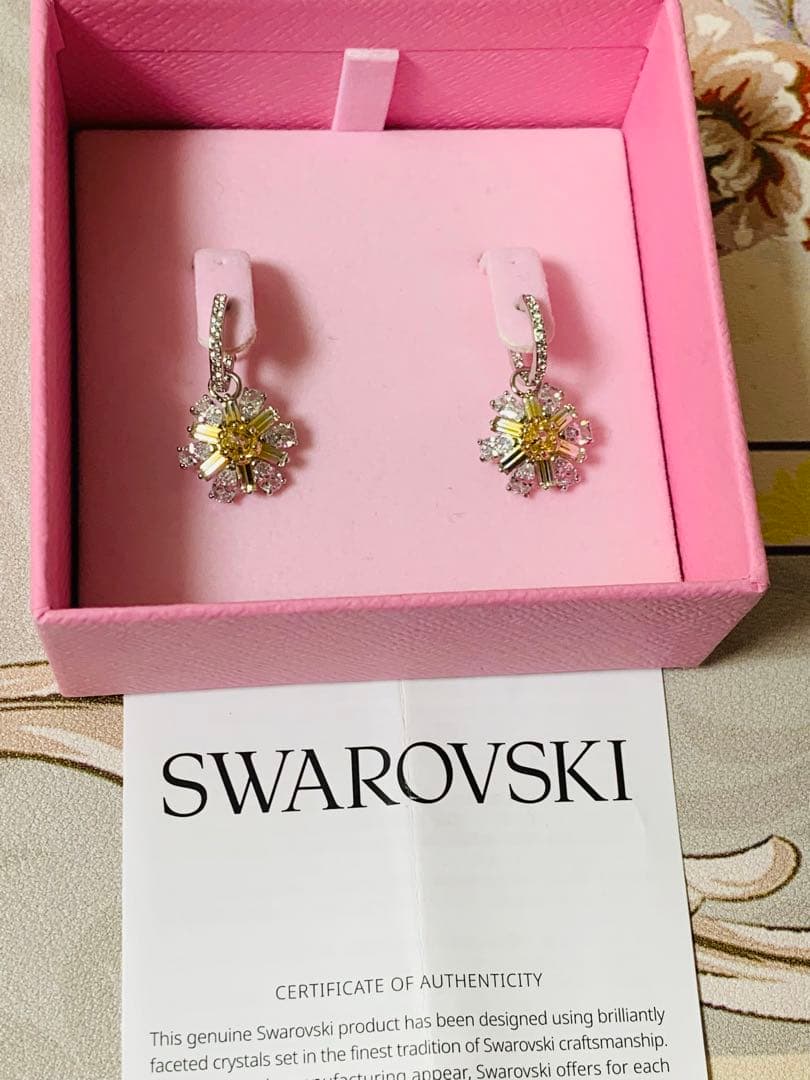 ほぼ新品 スワロフスキー Swarovski 花 Idyllia ドロップピアス - メルカリ