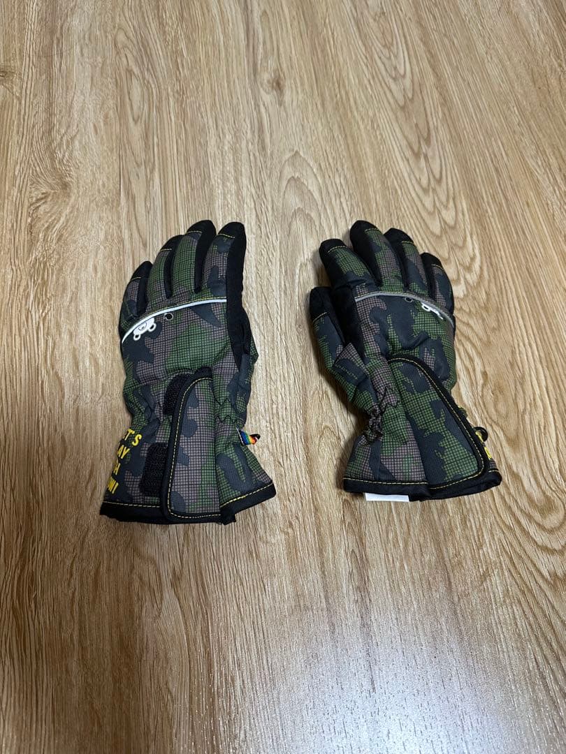 新品 未使用 タグ無し子ども用スノーボード.スキーウェア 4点セット。