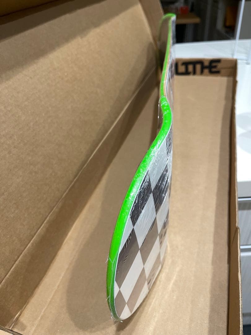 Lithe カーボンファイバーと樹脂の最強スケートボードデッキ！！