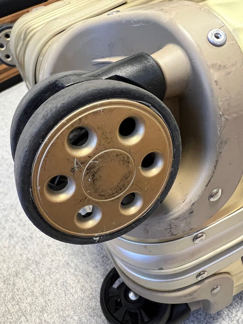 あーや☆さんさん専用 希少 4輪RIMOWA シャンパンゴールド - メルカリ