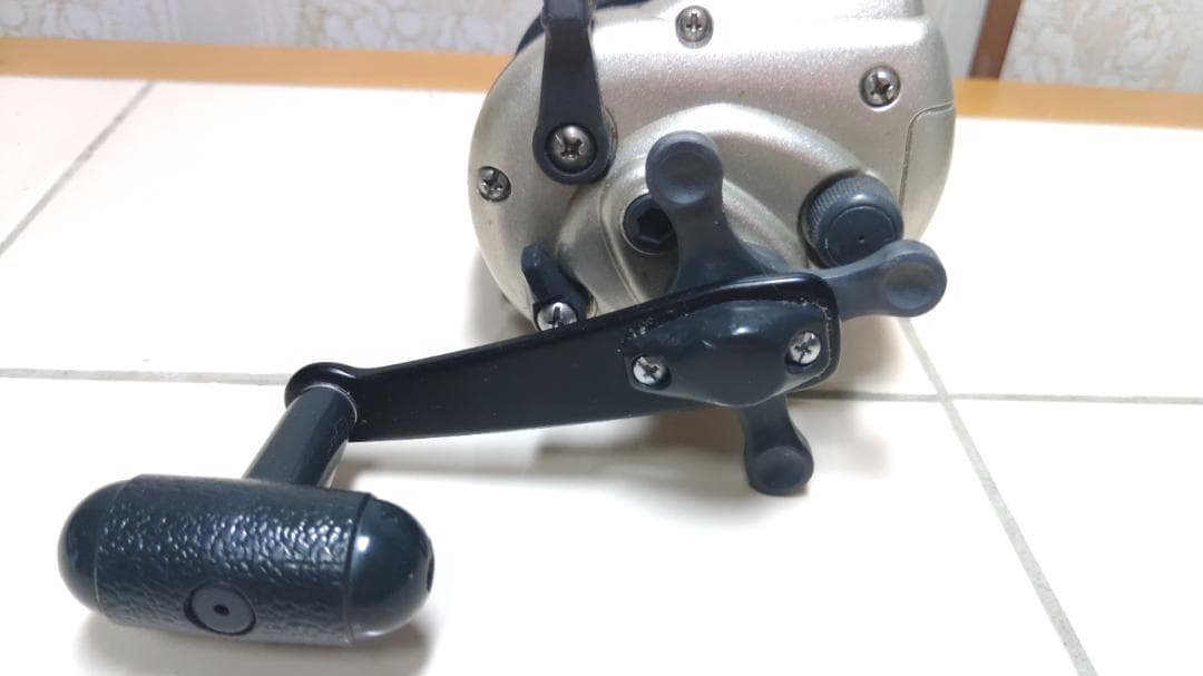 【初売りセール】シマノ 電動リール3000H(破損有) &1000EV ＋竿置き