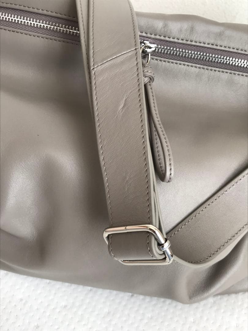 BEARDSLEYレザーボディバッグ