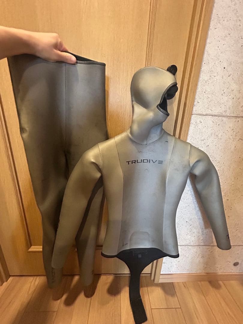 TRUDIVE フード付きウェットスーツ シルバー