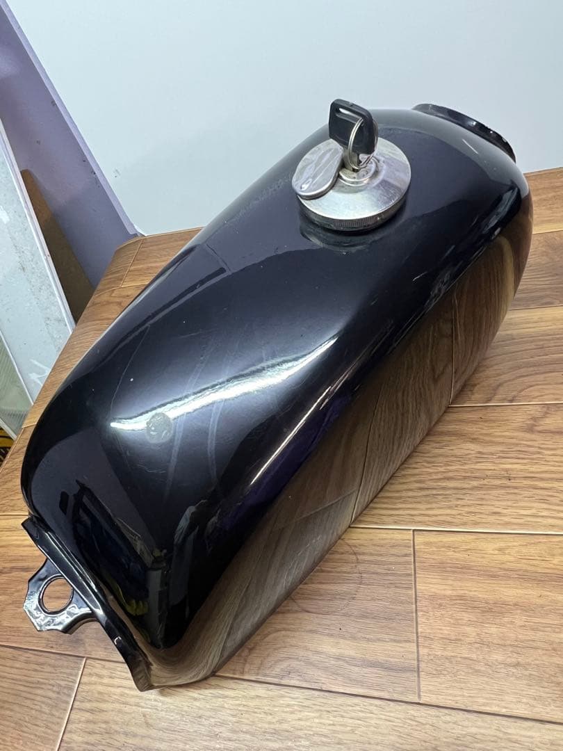 【送料込み】外品⭐︎エイプ50 ガソリンタンク⭐︎カギ付き