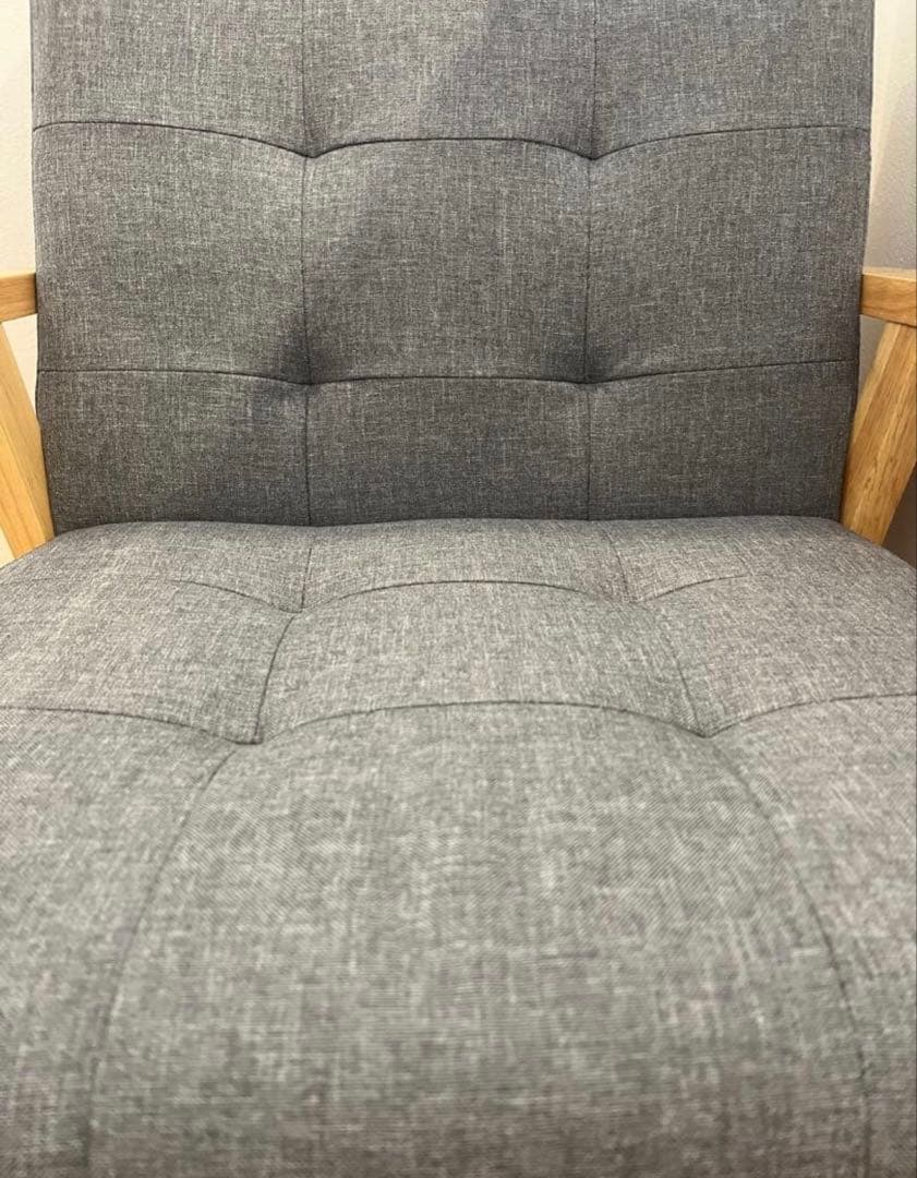 グレーの木製フレーム1人掛けソファ