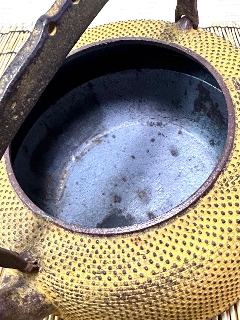 未使用品岩手県奥州水沢幸工芸現代の名工 佐藤勝久造丸平型亀甲霰南部鉄瓶