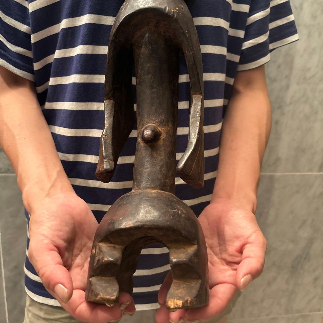 ナイジェリアアンティーク　鳥がモチーフになった芸術的な特大の木彫り彫刻