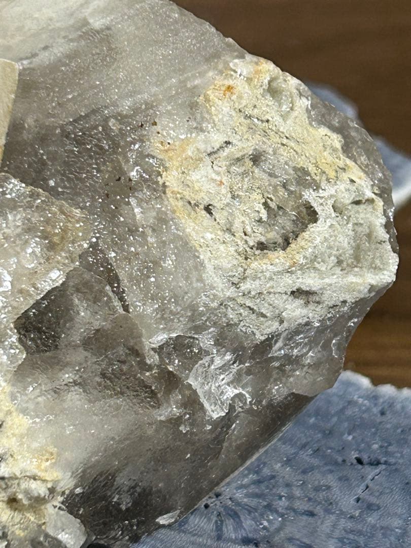 地層の記憶 ― カオリナイト共生 スモーキークォーツファントム」