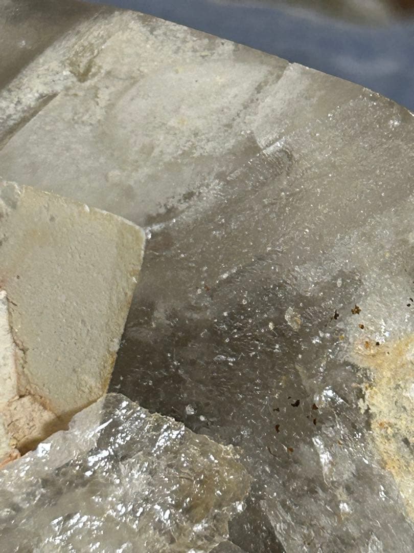 地層の記憶 ― カオリナイト共生 スモーキークォーツファントム」