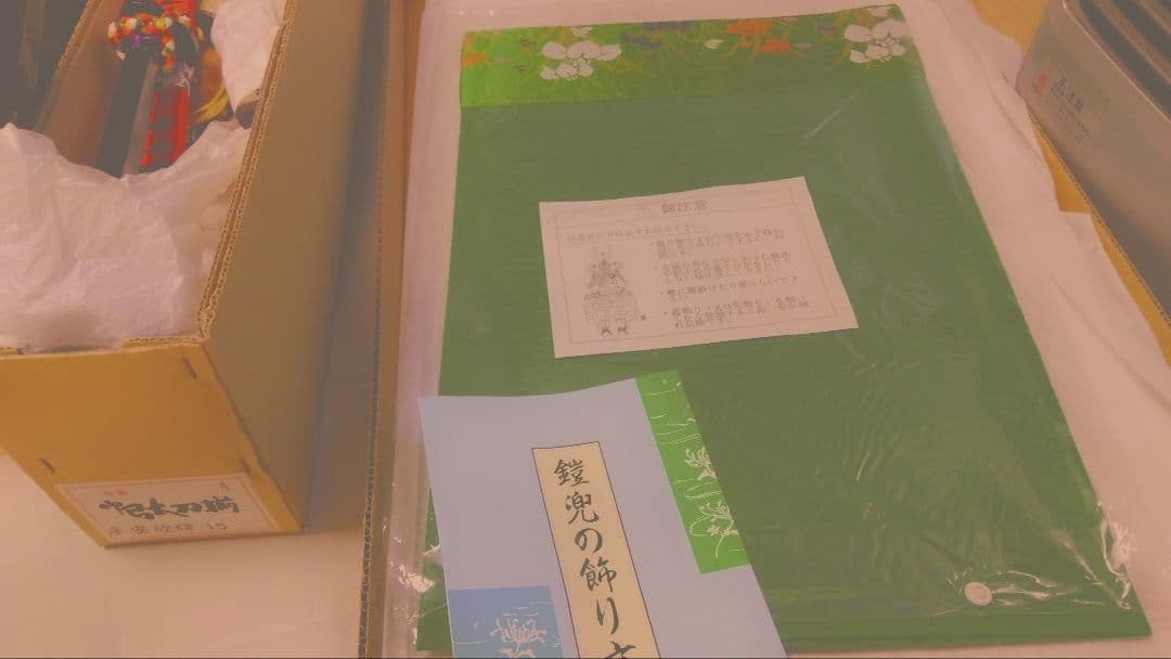 武具の鎧飾り 金色 伝統的なデザイン