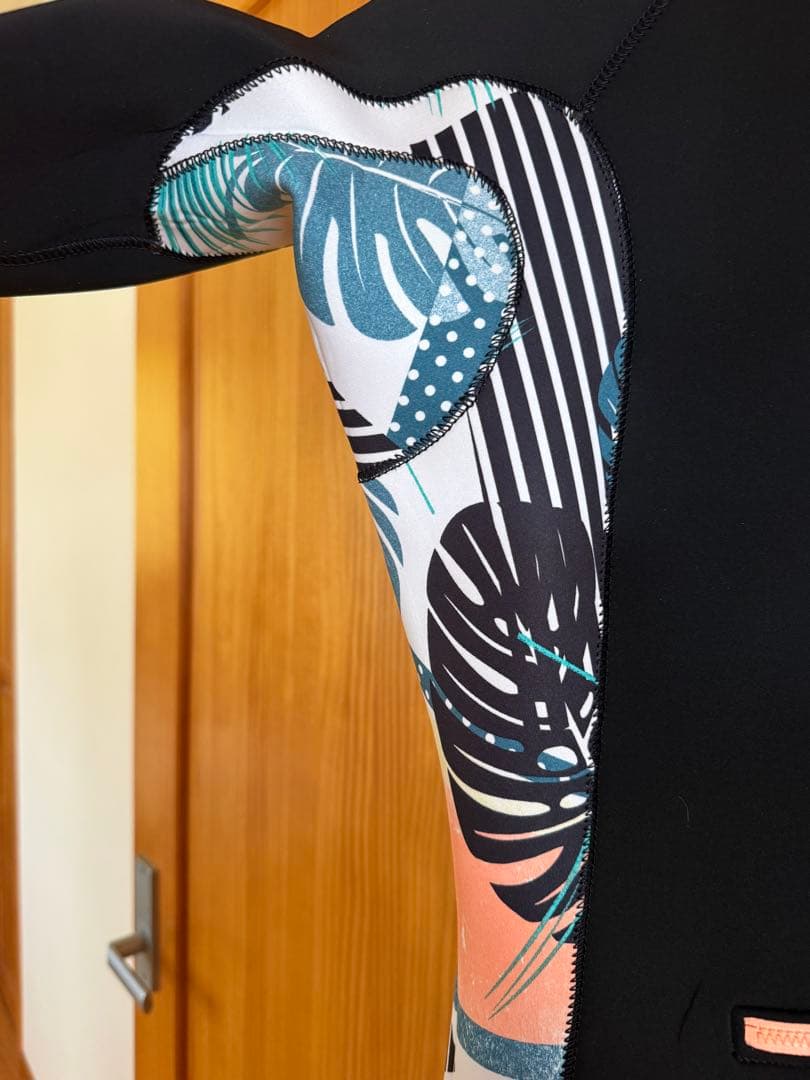 ROXY フルスーツ ブラック・マルチカラー