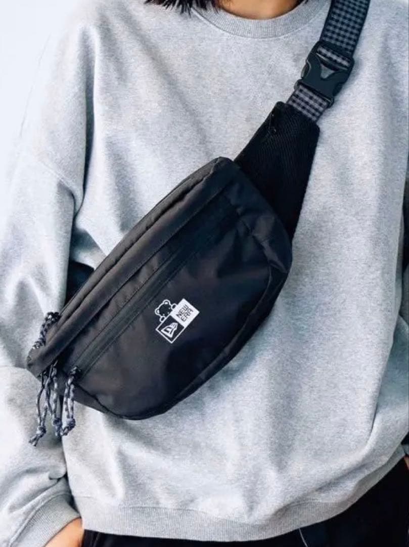 ボディバッグ〈 NEW ERA × familiar 〉 ファミリア ニューエラ - メルカリ