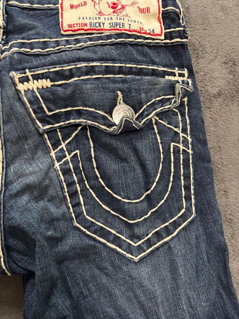 True Religion ダメージ加工ストレートジーンズ