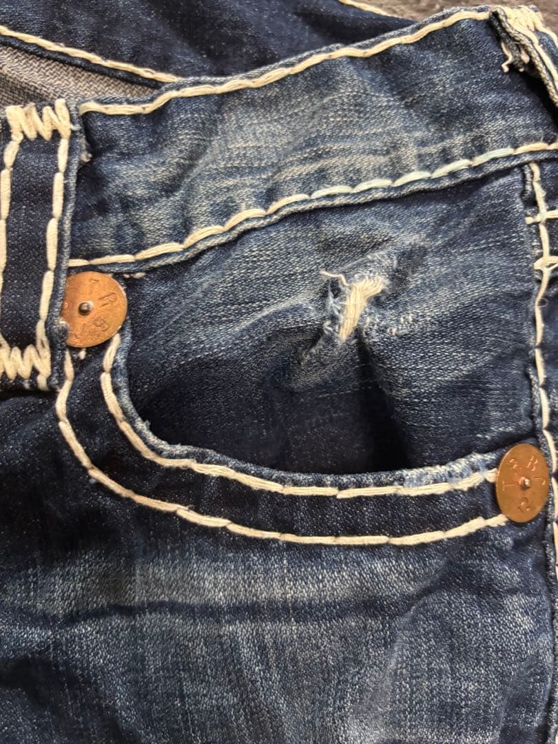 True Religion ダメージ加工ストレートジーンズ