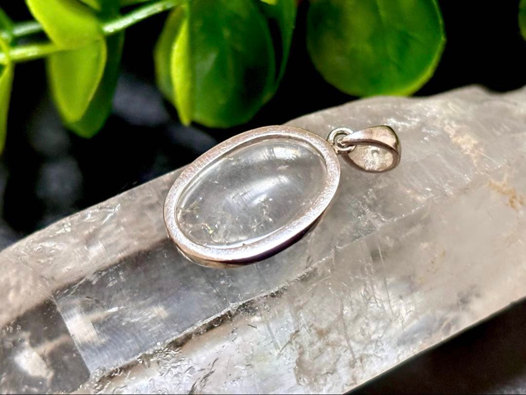 究極品質　オパール最高峰の希少価値　虹のエメラルドグリーンハイアライトオパール