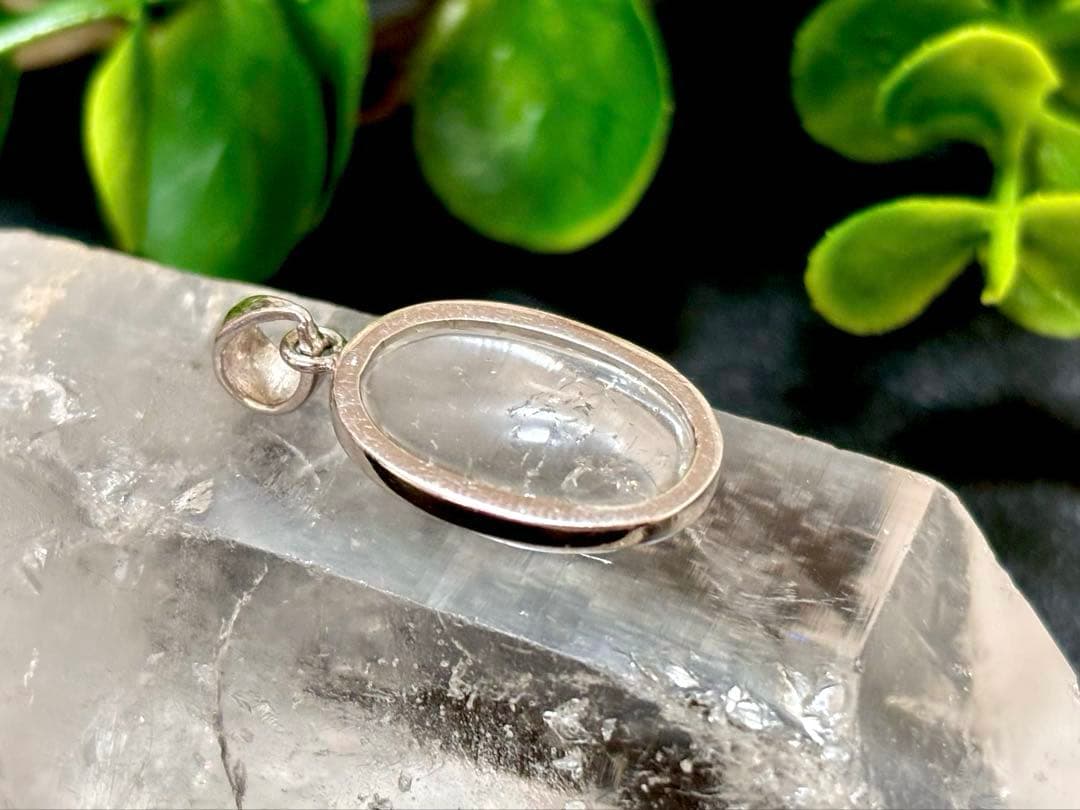 究極品質　オパール最高峰の希少価値　虹のエメラルドグリーンハイアライトオパール