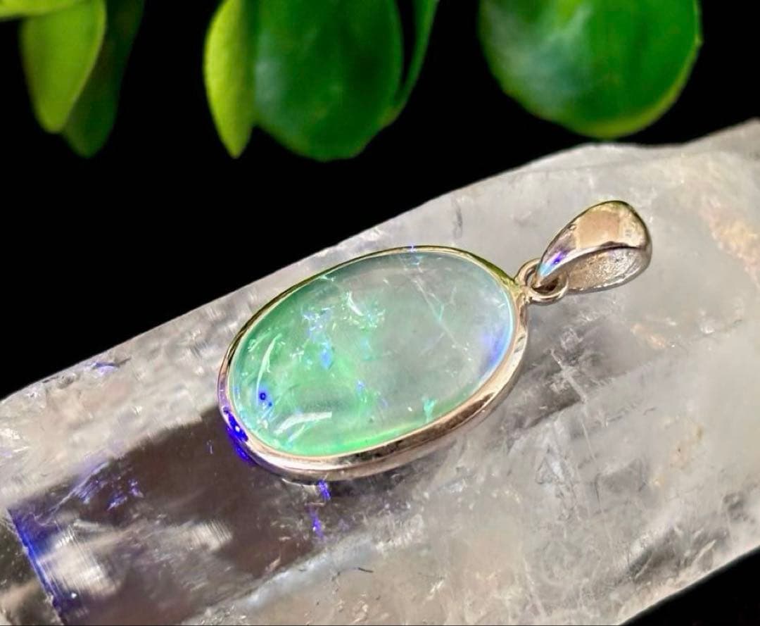究極品質　オパール最高峰の希少価値　虹のエメラルドグリーンハイアライトオパール