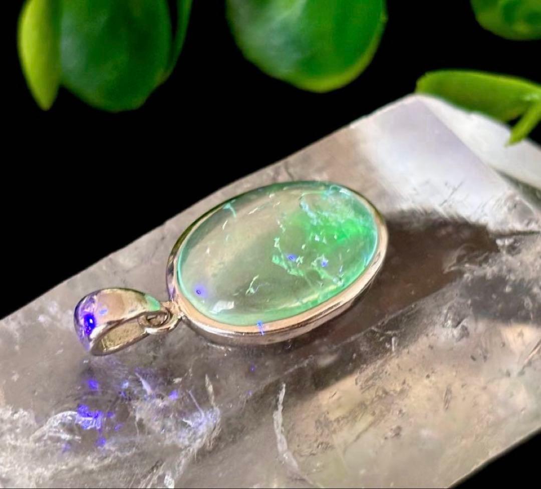 究極品質　オパール最高峰の希少価値　虹のエメラルドグリーンハイアライトオパール