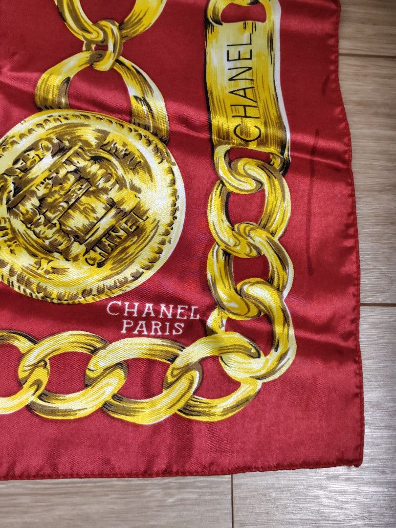 CHANEL ゴールドチェーン柄 スカーフ レッド - メルカリ