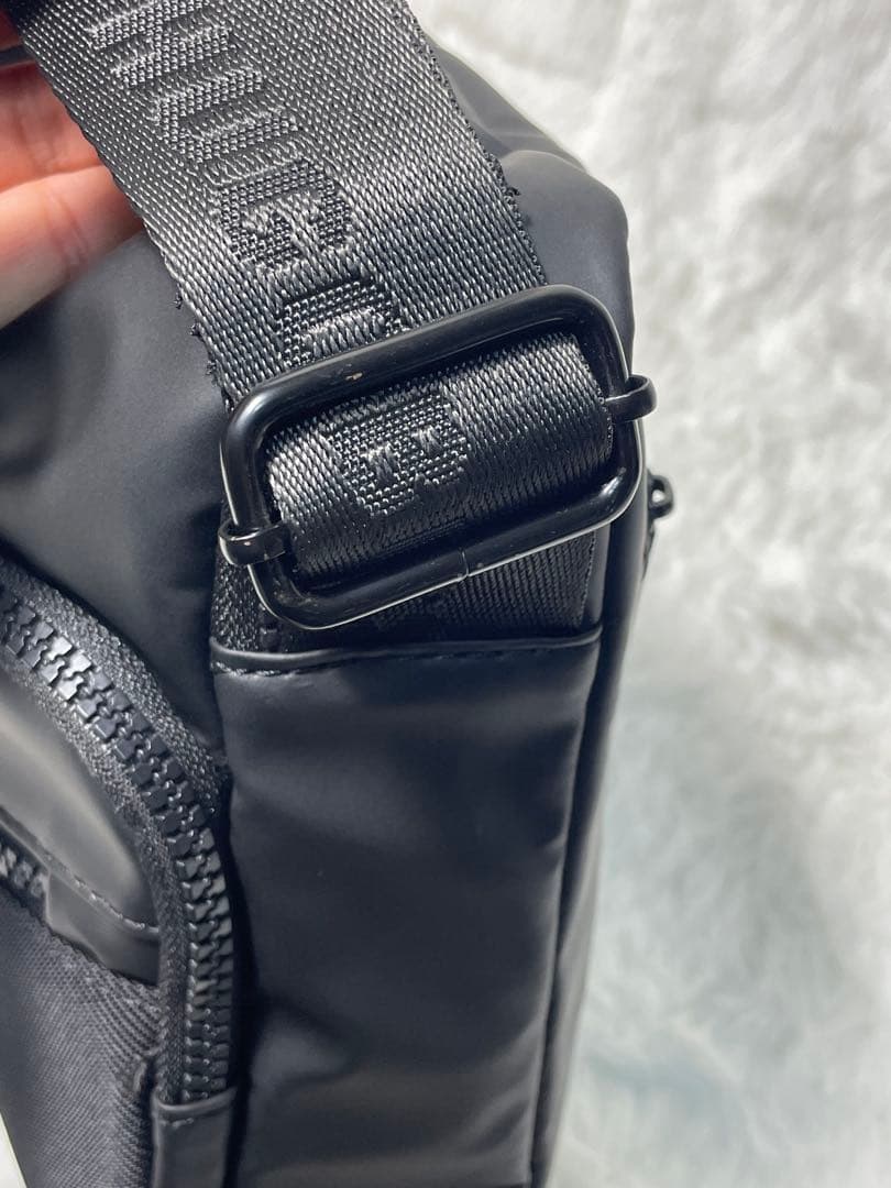 未使用品　HUGO BOSS ヒューゴボス ショルダーバッグ メンズ ブラック