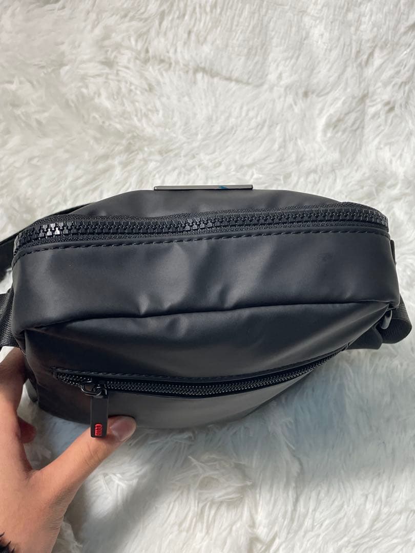 未使用品　HUGO BOSS ヒューゴボス ショルダーバッグ メンズ ブラック